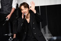 カメラに手を振る綾野剛。
