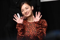 カメラに手を振る尾野真千子。