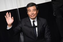 カメラに手を振る舘ひろし。