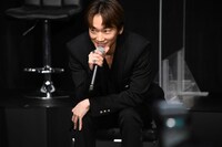 フォトセッション前、舞台転換中にトークで場をつなぐ綾野剛。