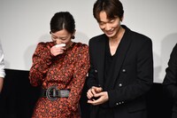 左から尾野真千子、綾野剛。