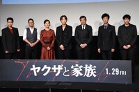 左から磯村勇斗、市原隼人、尾野真千子、綾野剛、舘ひろし、北村有起哉、藤井道人。