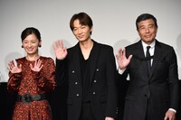 左から尾野真千子、綾野剛、舘ひろし。