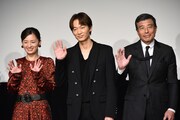 左から尾野真千子、綾野剛、舘ひろし。