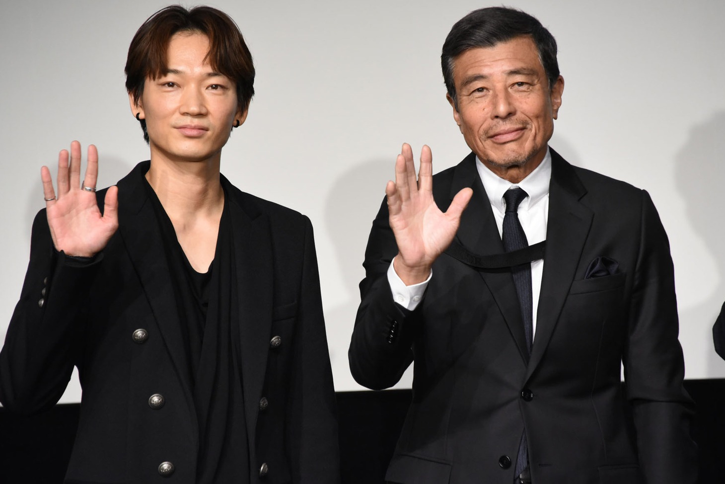 「ヤクザと家族 The Family」完成報告イベントにて、左から綾野剛、舘ひろし。