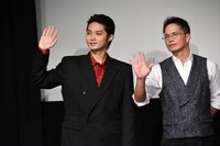 左から磯村勇斗、市原隼人。