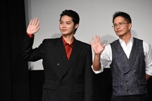 左から磯村勇斗、市原隼人。
