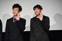 左から北村有起哉、藤井道人。