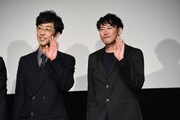 左から北村有起哉、藤井道人。