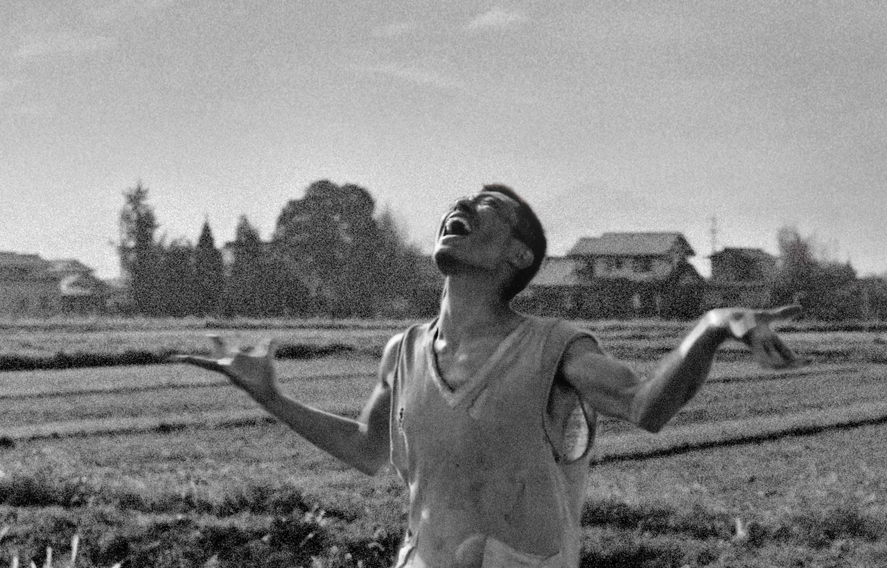 後ろ歩きをする謎の男の正体とは…内田英治も絶賛「コントラ」本予告が解禁