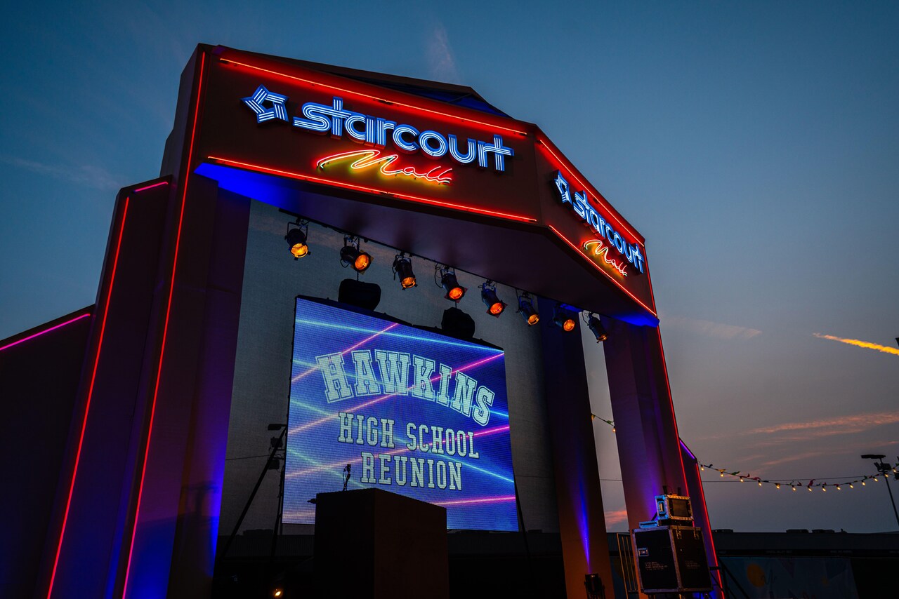 米ロサンゼルスで2021年春まで開催されているイベント「Stranger Things：The Drive-Into Experience」の様子。