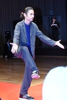 レッドカーペットでポーズを決める窪塚洋介。