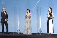左から堤幸彦、芳根京子、北川景子。