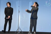 左から中村倫也、窪塚洋介。
