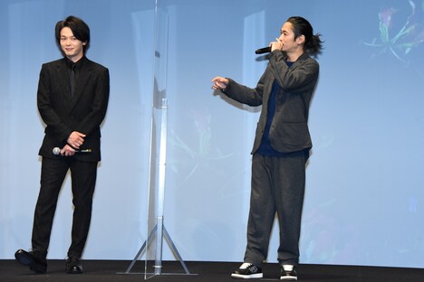 左から中村倫也、窪塚洋介。