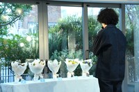 「花束占い」で有村架純に渡す花束を選ぶ菅田将暉（右）。