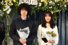 左から菅田将暉、有村架純。