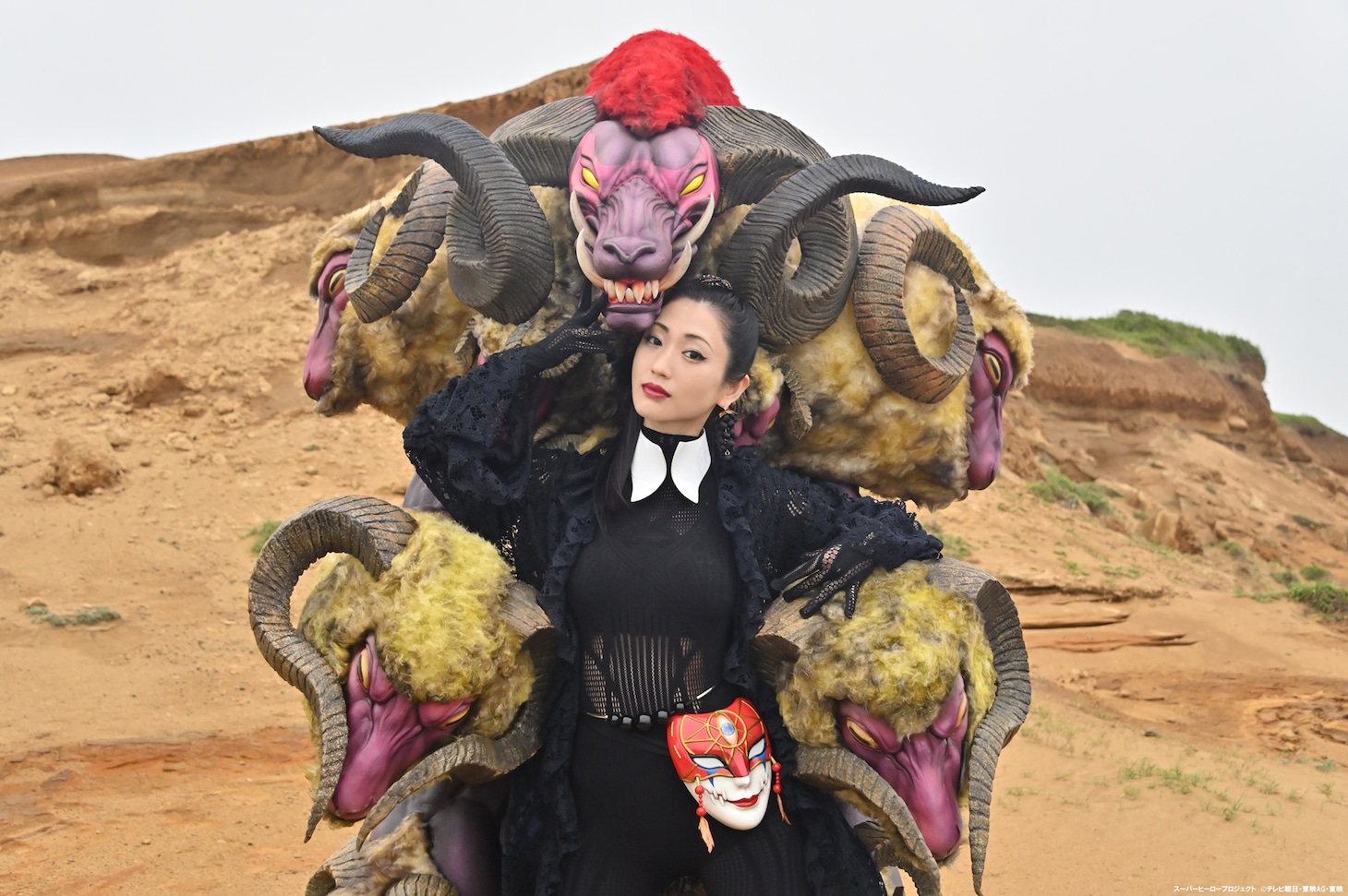 壇蜜演じる人間態のミンジョ（手前）。