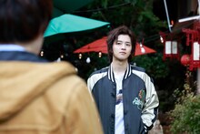 「ツナガレラジオ～僕らの雨降Days～」新場面写真。飯島寛騎演じるニガリ。