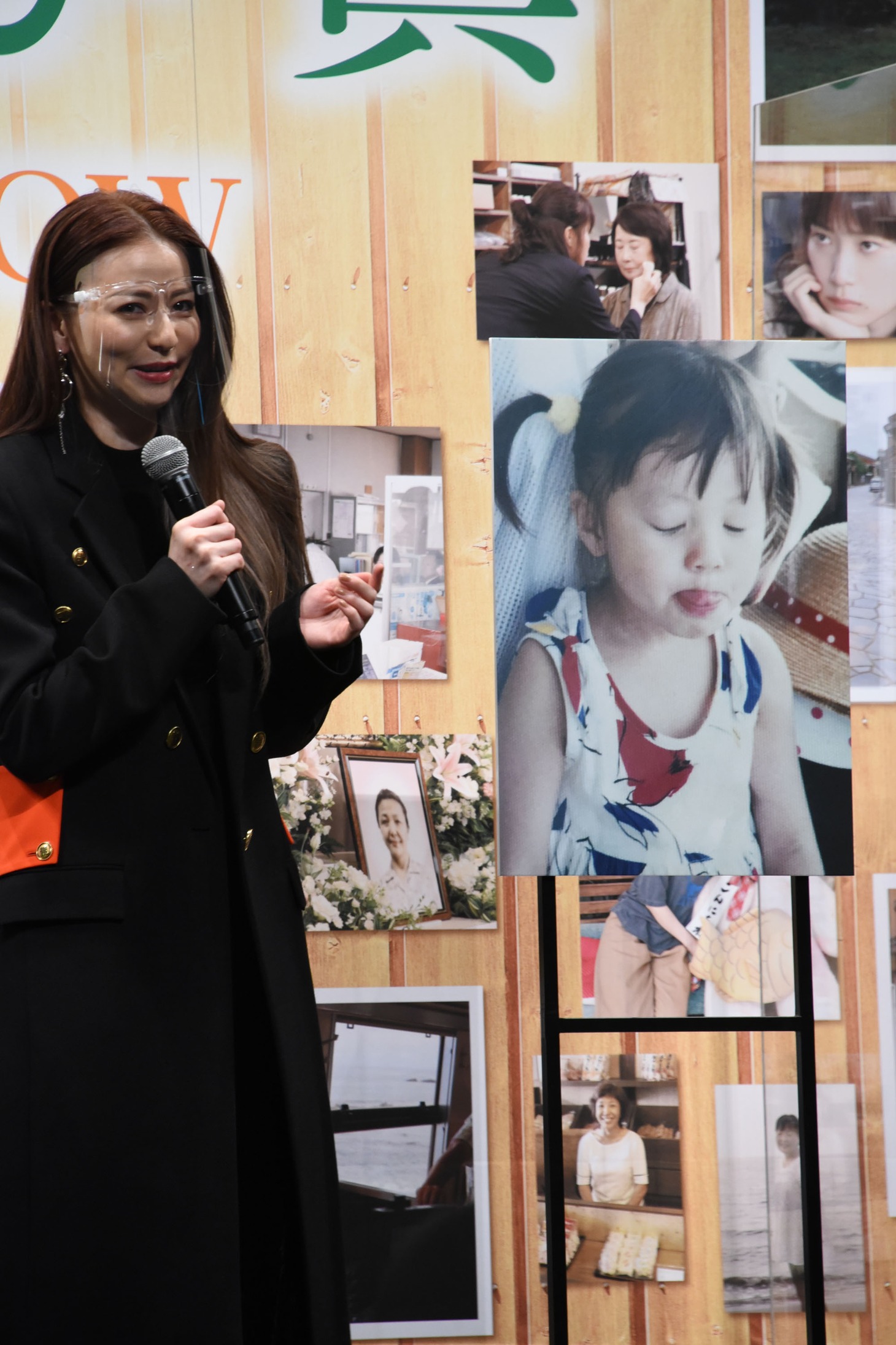 幼少期の写真を披露する香里奈。
