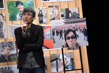 思い出の写真を披露する熊澤尚人。