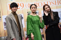 左から高良健吾、深川麻衣、香里奈。