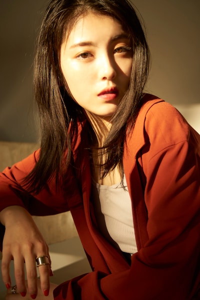 「浜辺美波 カレンダー 2021.04-2022.03」より。