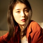 浜辺美波のカレンダー発売、大人っぽくエモーショナルに撮影