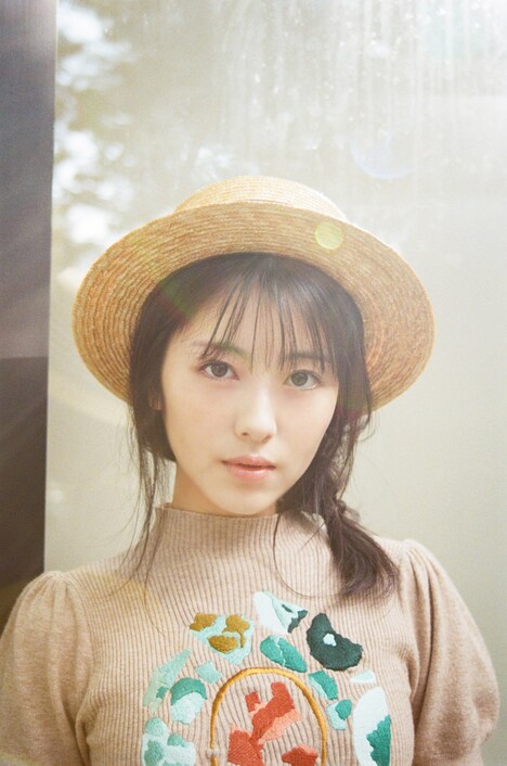 「浜辺美波 カレンダー 2021.04-2022.03」より。