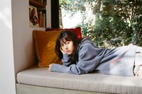 「浜辺美波 カレンダー 2021.04-2022.03」より。