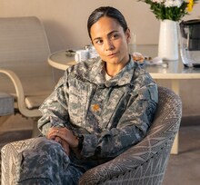 アリシー・ブラガ演じるマギー。