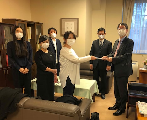 「#WeNeedCulture」のメンバーが文化庁に要望書および緊急アンケート資料を提出した際の様子。