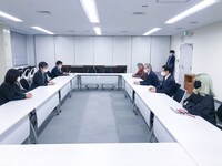 「#WeNeedCulture」のメンバーが経済産業省に要望書および緊急アンケート資料を提出した際の様子。