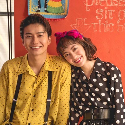 武田航平（左）の公式Instagramより、松山メアリ（右）との2ショット写真。