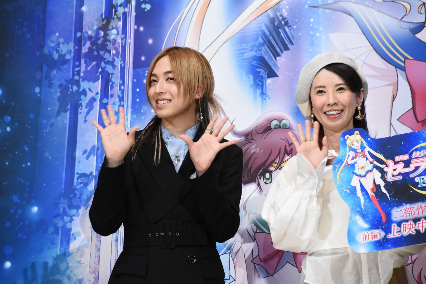 左から蒼井翔太、三石琴乃。