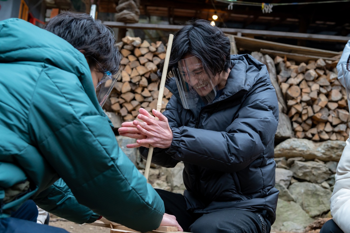 富田健太郎（手前）と渡邊圭祐（奥）。