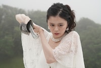 「RIDER TIME 仮面ライダーディケイド VS ジオウ／ディケイド館のデス・ゲーム」より、紺野彩夏演じるオーラ。(c)東映特撮ファンクラブ (c)石森プロ・テレビ朝日・ADK EM・東映