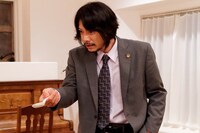 「RIDER TIME 仮面ライダーディケイド VS ジオウ／ディケイド館のデス・ゲーム」より、兼崎健太郎演じるスウォルツ。(c)東映特撮ファンクラブ (c)石森プロ・テレビ朝日・ADK EM・東映