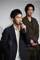 松坂桃李（手前）