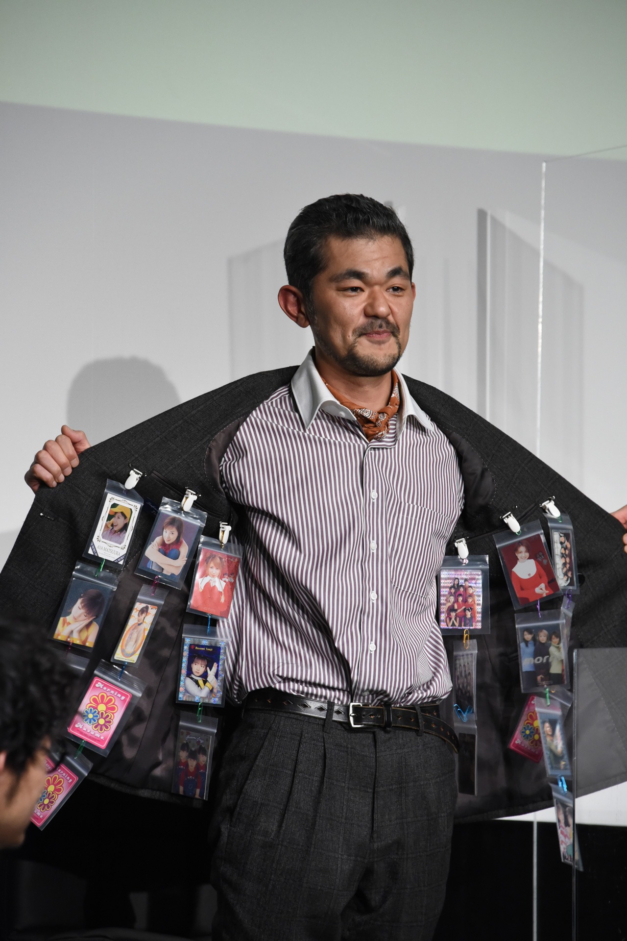 ジャケットの中にアイドルのブロマイドを仕込んできた芹澤興人。
