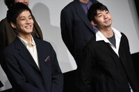 左から松坂桃李、仲野太賀。
