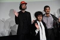 後列左から時計回りに今泉力哉、芹澤興人、山中崇。