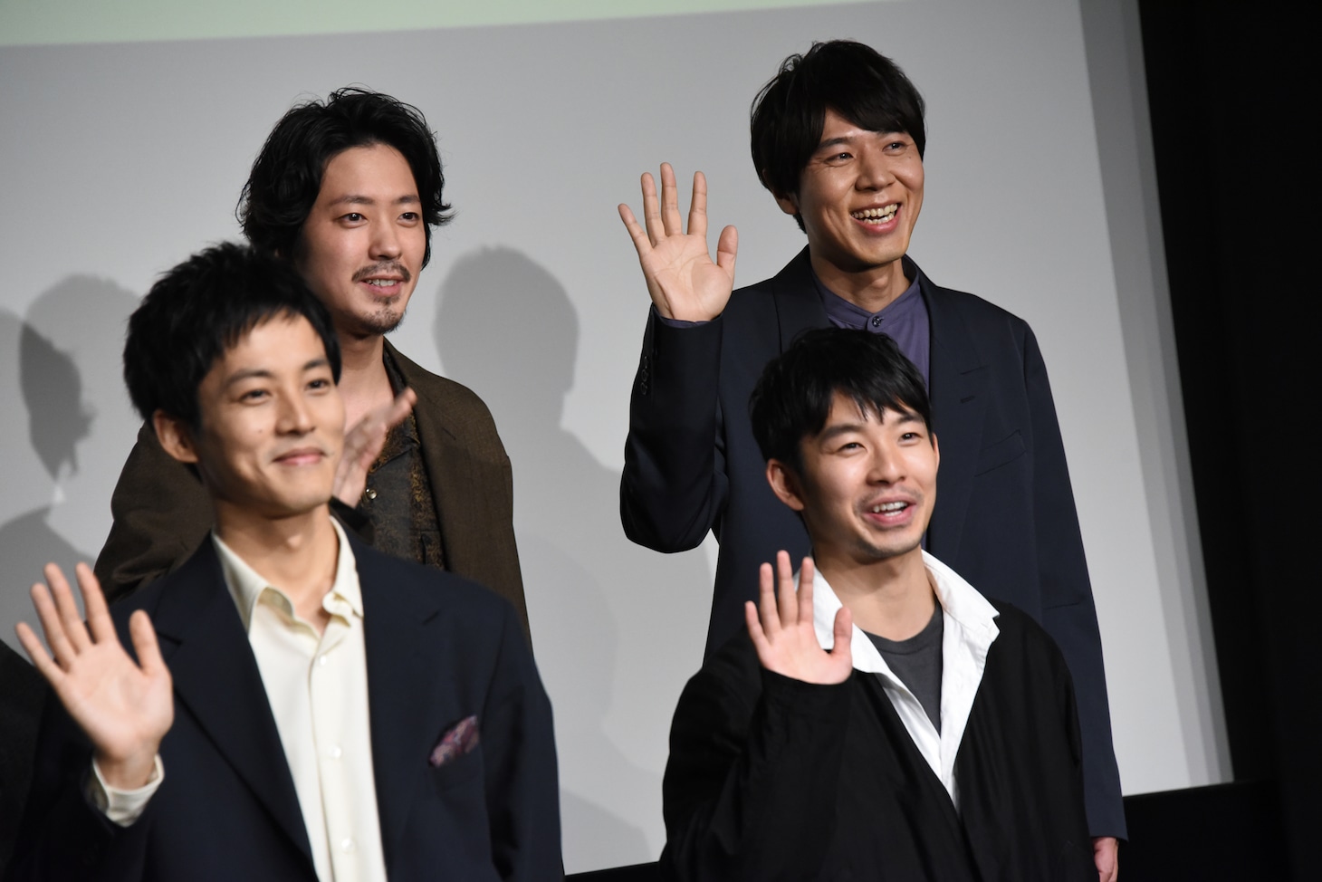 前列左から松坂桃李、仲野太賀。後列左から若葉竜也、コカドケンタロウ。