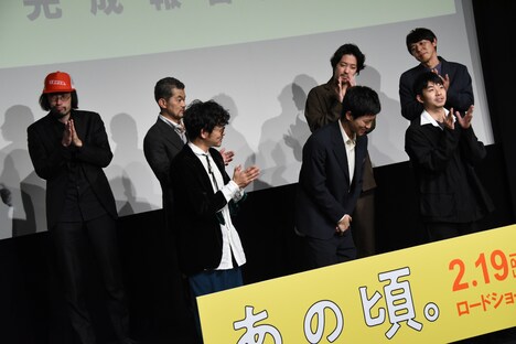 登壇者たちから結婚を祝福される松坂桃李(前列中央)。