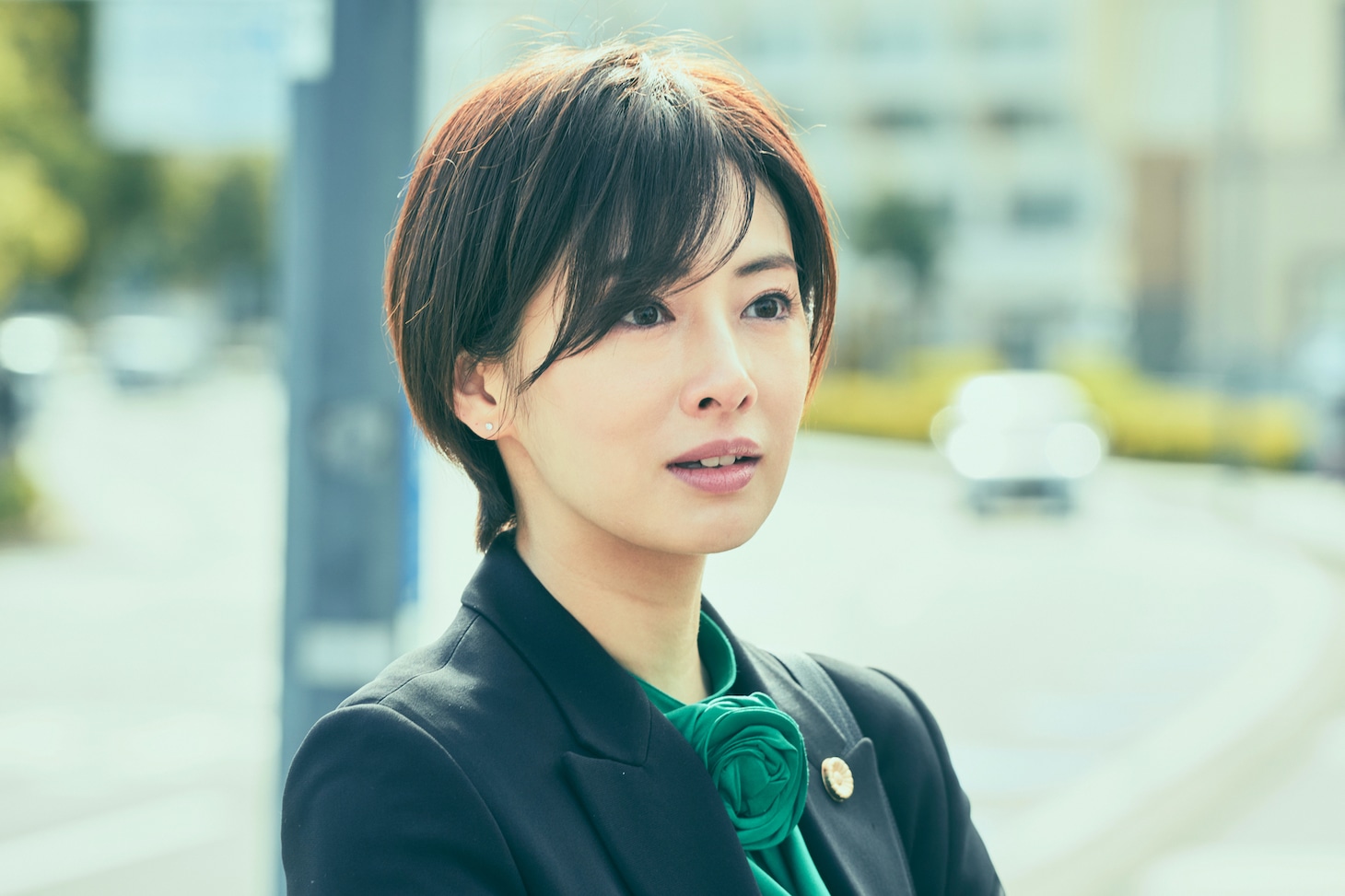 「さんかく窓の外側は夜」