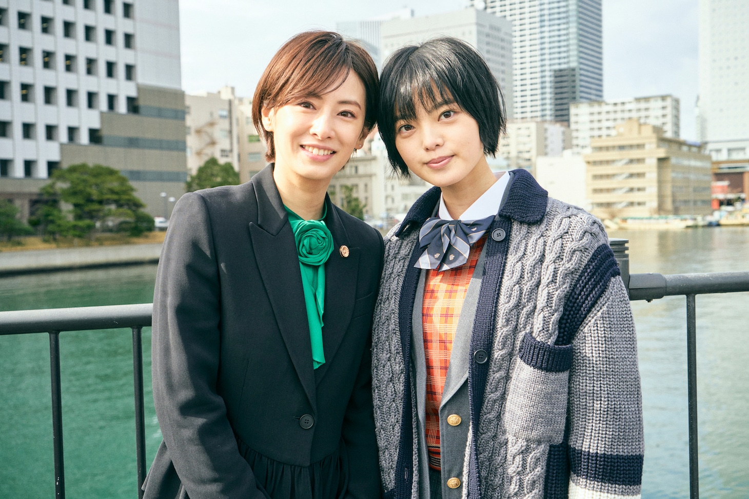 左から北川景子、平手友梨奈。
