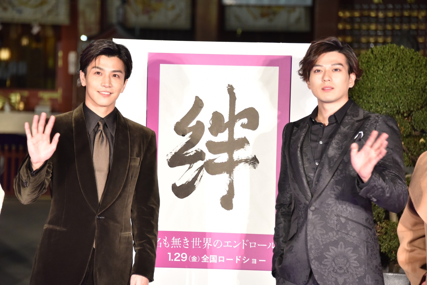 「名も無き世界のエンドロール」大ヒット祈願イベントの様子。左から岩田剛典、新田真剣佑。