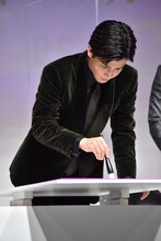 筆を執る岩田剛典。