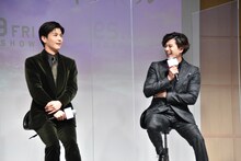 左から岩田剛典、新田真剣佑。