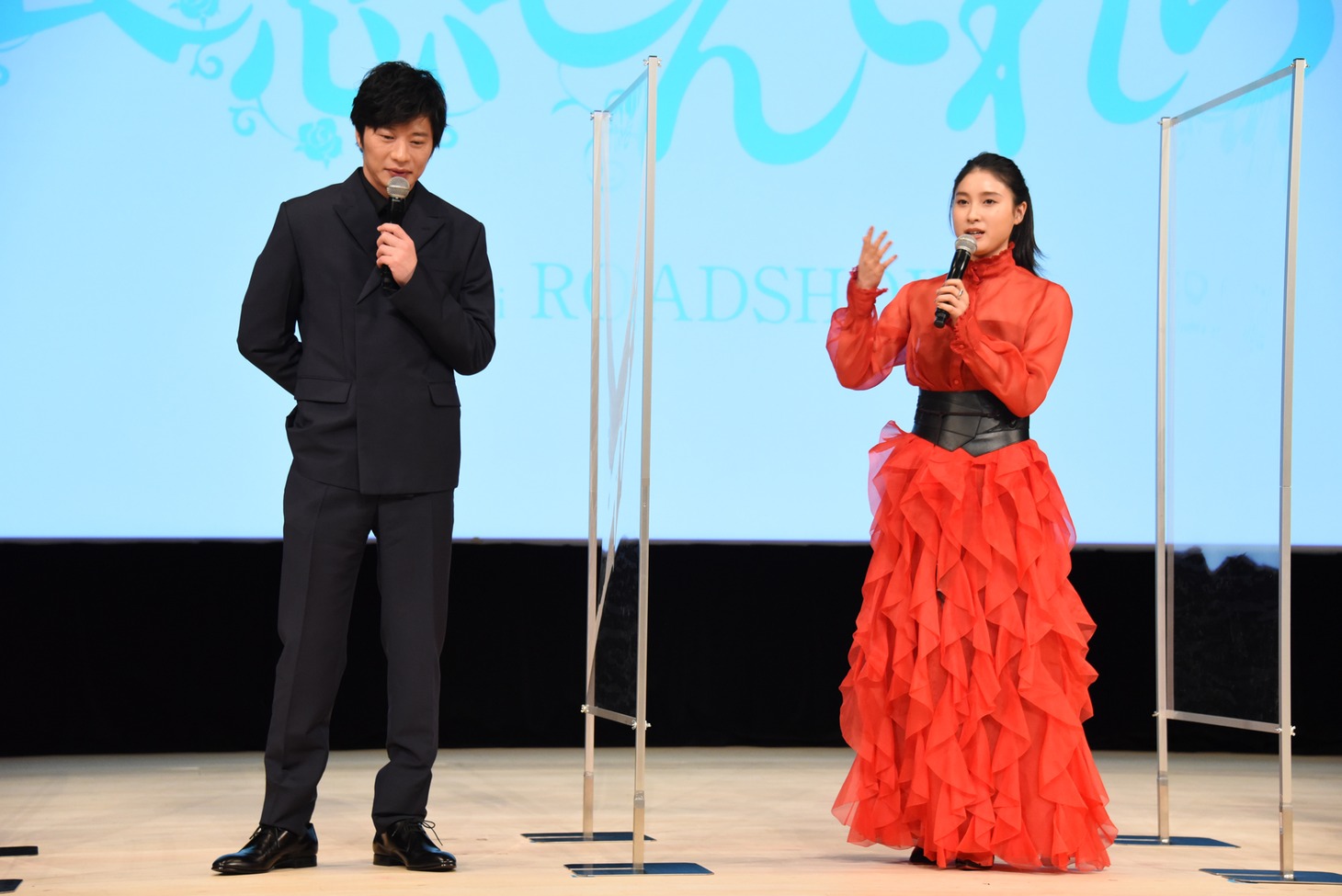左から田中圭、土屋太鳳。